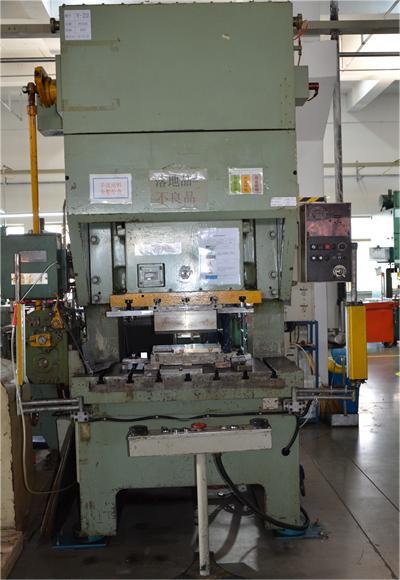 6、80T順?biāo)蜎_壓機(jī).JPG